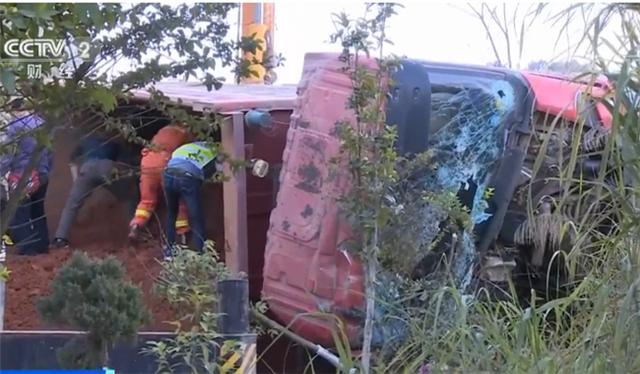 云南一货车侧翻 致7人死亡2人受伤 肇事驾驶员已被警方控制